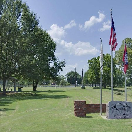 ซูเปอร์ 8 บาย วินด์แฮม คลาร์กสวิลล์ อาร์คันซอ Motel Clarksville ภายนอก รูปภาพ