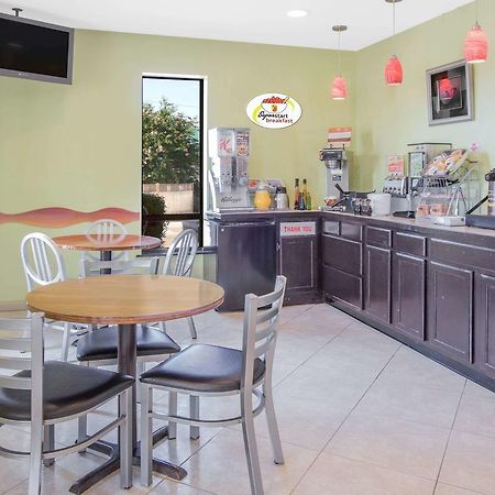 ซูเปอร์ 8 บาย วินด์แฮม คลาร์กสวิลล์ อาร์คันซอ Motel Clarksville ภายนอก รูปภาพ