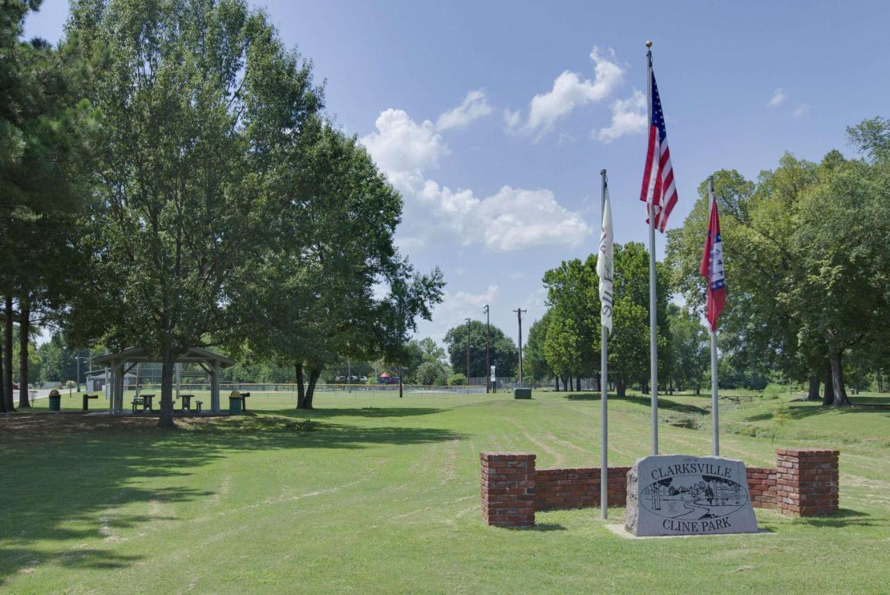 ซูเปอร์ 8 บาย วินด์แฮม คลาร์กสวิลล์ อาร์คันซอ Motel Clarksville ภายนอก รูปภาพ