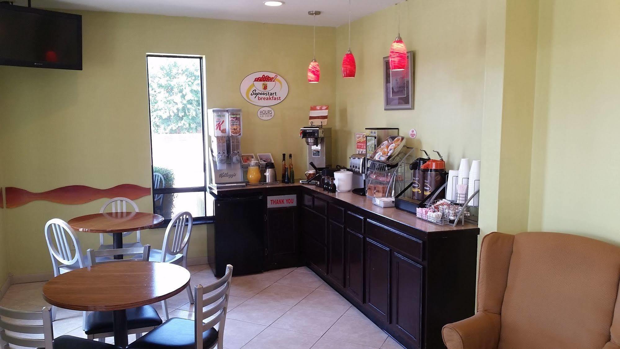 ซูเปอร์ 8 บาย วินด์แฮม คลาร์กสวิลล์ อาร์คันซอ Motel Clarksville ภายนอก รูปภาพ